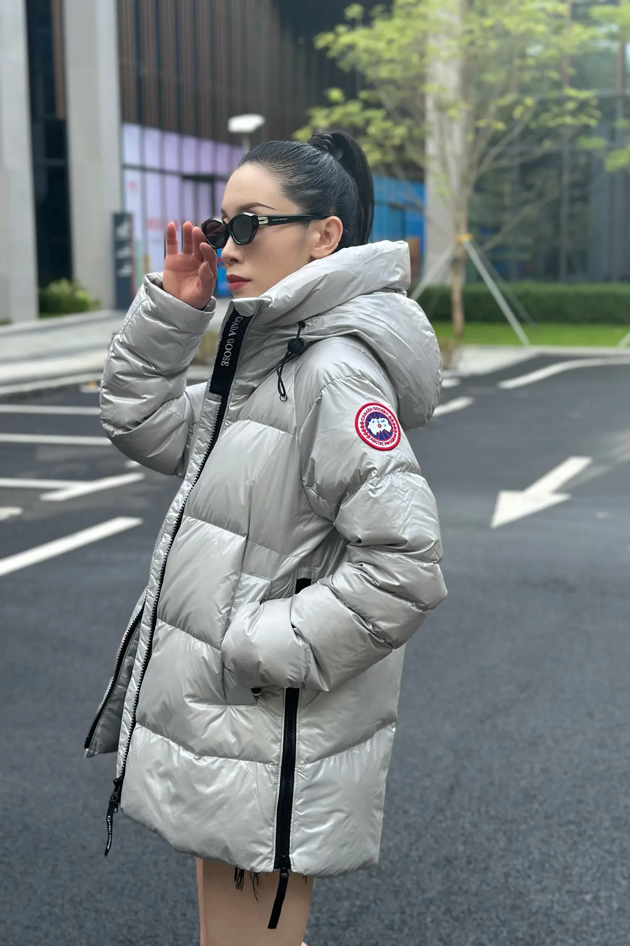 P1060 Big Goose 2239L Women's Puff Bread Jacket [Specially for foreign trade with high quality] Canada Goose Canada Goose Cypress Series Hooded Waterproof, Windproof and Warm Down Jacket Women's The new style of the Cypress series will make you stand out. This down jacket is an ideal winter piece. This style is filled with white duck down. Featuring a thin, channel-filled construction with lightweight fabrics and trim, it feels lightweight and adds warmth. The chin-protecting suede knit stand-up collar is soft and adds comfort. An adjustable down hood with cord closure adds warmth and protection against the elements. The back is designed with the iconic double-stripe black reflective decorative stripes to make you more visible in dim environments. The inner layer has removable elastic straps, making the jacket easy to carry on the shoulder and hands-free. Side zipper gusset dries and breathes when moving. Color: black with red label, silver birch Size: XS-2XL